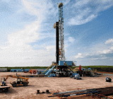 OPEC联合部长级监督委员会结束后，因能源部长们就延期日减产180万桶原油的协议表述不一，周三午盘，石油价格大幅下跌。美国原油价格下跌近1美元至每桶约57美元