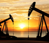 周四，国际原油价格下跌，受全球股市大跌拖累。美股隔夜录得2011年以来最大单日跌幅，年内涨幅悉数丢失。截至发稿，ICE布伦特原油期货下跌0.83%，报每桶...