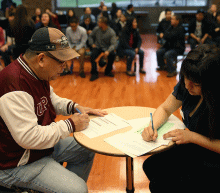 国劳工部周四报告称，上周，初请人数意外下降，显示就业市场又一个月强劲增长，且尽管美联储采取措施降温对劳工的需求，但就业市场依然紧张...