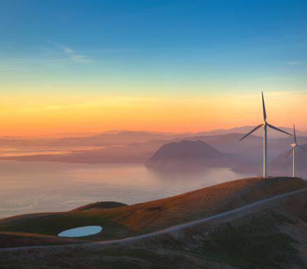 港股上周五早盘小幅高开，受感恩节假期影响市场交投降低，盘中A股反复靠稳给港股提振，资金流入支持港股收高。现美股收高给港正面牵引，不过假期气氛浓郁以及12月加息概率较大压力令港股承压