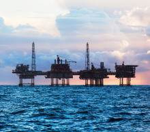 油价在短暂突破64美元后急挫近1美元至63.05美元日低，随后又再度恢复涨势。就目前来看，中长期上行趋势完好，短期料维持高位震荡修正。操作上，谨慎沽空