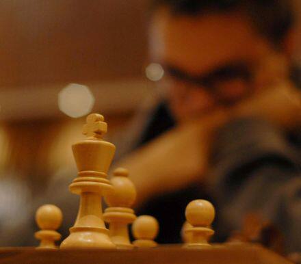 受税改利好消息影响，隔夜美股大幅收高，道指历史上首次站上24000点关口。提振恒生指数今早高开0.29%，但随后高开走低，恒指前期直冲30000，现处于回吐属正常现象，此外A股近期盘中持续走弱拖累港股市场