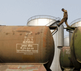 一些分析师认为，EIA原油库存报告喜忧参半或令油价短期内陷入震荡态势。不过，也有一些分析师指出，委内瑞拉政治风波以及美元走软可能会在一定程度上为油价提供支撑