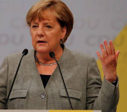 默克尔在柏林举行的年度夏季新闻发布会上表示，一旦莫斯科同意结束乌克兰冲突，就将解除对俄罗斯的制裁。此外，她表示成立欧洲货币基金组织的想法“非常好”，德国并未享受巨额贸易顺差，还将就德国汽车业丑闻展开更多的谈判。