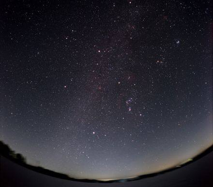 税改法案的通过以及屡破高位的美股在经历抛售后，对金银市场是一大利好，黄金的走好不仅仅来源于美元的走软，比特币在假期的闪崩也是对黄金的一定提振，比特币投资者逃离转而进入黄金市场，无疑对黄金是另一大利好