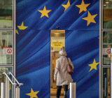 而欧洲理事会主席图斯克则喊话特朗普称，特朗普几乎每天都在抨击欧洲，这绝不是对待盟友的方式，并劝特朗普“珍惜你的盟友们，你的盟友并不多...