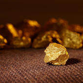 美元和美债收益率走势呈现出很大的分歧，而黄金的驱动力近期也不大明朗。就目前来看，由于短期经济日历沉寂，多头选择获利结盘可能是黄金走弱的原因，而该趋势在会议纪要公布前或许会继续。操作上，谨慎做空