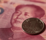 接受调查的20位交易员和分析师中，只有一人认为人民币将在接下来的三个月内跌破1美元兑7元人民币的水平，人民币上一次跌破这一分水岭是在十多年前。这项于周一和周二进行的调查显示