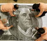 高盛(Goldman Sachs)已开始建立美元空头仓位，因市场预计经济重新开放将吸引投资者撤出美元这一传统避险货币。高盛策略师在上周末的一份报告中指出，尽管他们认为...