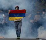 周五，美原油小幅震荡后出现一波快速回升，因委内瑞拉近期和美国的冲突加剧...