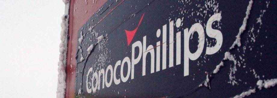 美国康菲国际石油有限公司，是一家综合性的跨国能源公司。作为全美大型能源集团之一，核心业务包括石油的开发与炼制，天然气的开发与销售，石油精细化工的加工与销售等石油相关产业。公司以雄厚的资本和超前的技术储备享誉世界，与30多个国家和地区有着广泛的业务往来，并与中海油合作开发蓬莱19-3油田。2011年6月，该合作项目发生溢油事故，康菲被指责处理渤海漏油事故不力；12月，康菲公司遭到百名养殖户的起诉。2012年3月底，按照康菲同中海油与中国农业部在2012年1月份达成的协议，向中国农业部支付了10亿元人民币（约1.60亿美元）。中国农业部将负责这些资金的发放工作，确保受到潜在影响的渔民获得赔偿。4月份，康菲石油还与中国国家海洋局达成协议。根据该协议，公司将支付10.90亿元人民币（约1.73亿美元）用以解决因此次事件可能给渤海海洋生态环境造成的影响的相关索赔问题。解决好溢油事件所造成的这些问题是公司的工作重点。