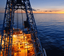 伊拉克供应受阻，OPEC减产可能延续，今晨API数据大幅减少，基本面大幅利好的情况下油价仍然步履沉重，或因油价已经涨至52美元的重要关口，提醒投资者谨慎对待原油。操作上高抛为主，少低吸