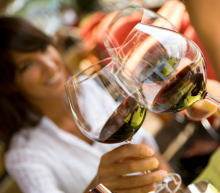 10月，大多数行业的职位空缺数量都有所下降，其中教育和医疗服务行业的减少最...