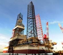 OPEC暗示可能提前结束减产的消息被市场放大，中国原油进口的增幅也被美国原油产业的增产行动所抵消，目前市场空头氛围蔓延。操作上，逢高沽空