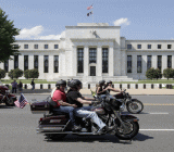 特朗普昨日在推特表态，乐观预期中国将做出贸易让步，并就知识产权达成协议。市场似乎也顺水推舟，卖了特朗普一个面子，美股股指期货出现回升，恐慌指数VIX下跌