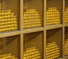 周一(7月6日)，国际金价窄幅盘整，尽管亚洲股市上涨，市场冒险人气改善，不过围绕美国一些州新冠疫情的担忧抑制了金价下行。投资者正关注日内稍晚即将公布的美国服务业调查数据...