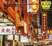 周四美国三大股指再创收盘新高。道指涨逾100点，纳指首次站上9000点，报9022.39点，道指涨0.37%报28621.39点，标普