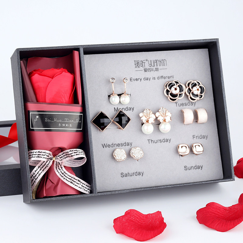 Send girlfriend to send girlfriends a week set earrings earrings ear clip earrings earrings no earrings autumn and winter sterling silver needle earrings 2021 New Tide