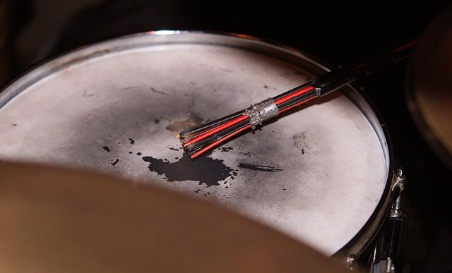 how to play the drums