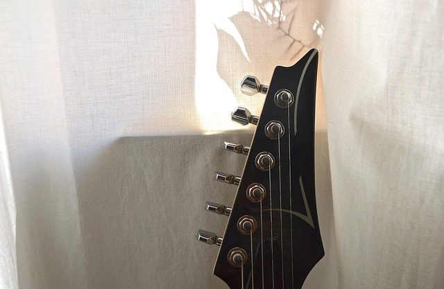 what guitar did jimi hendrix play