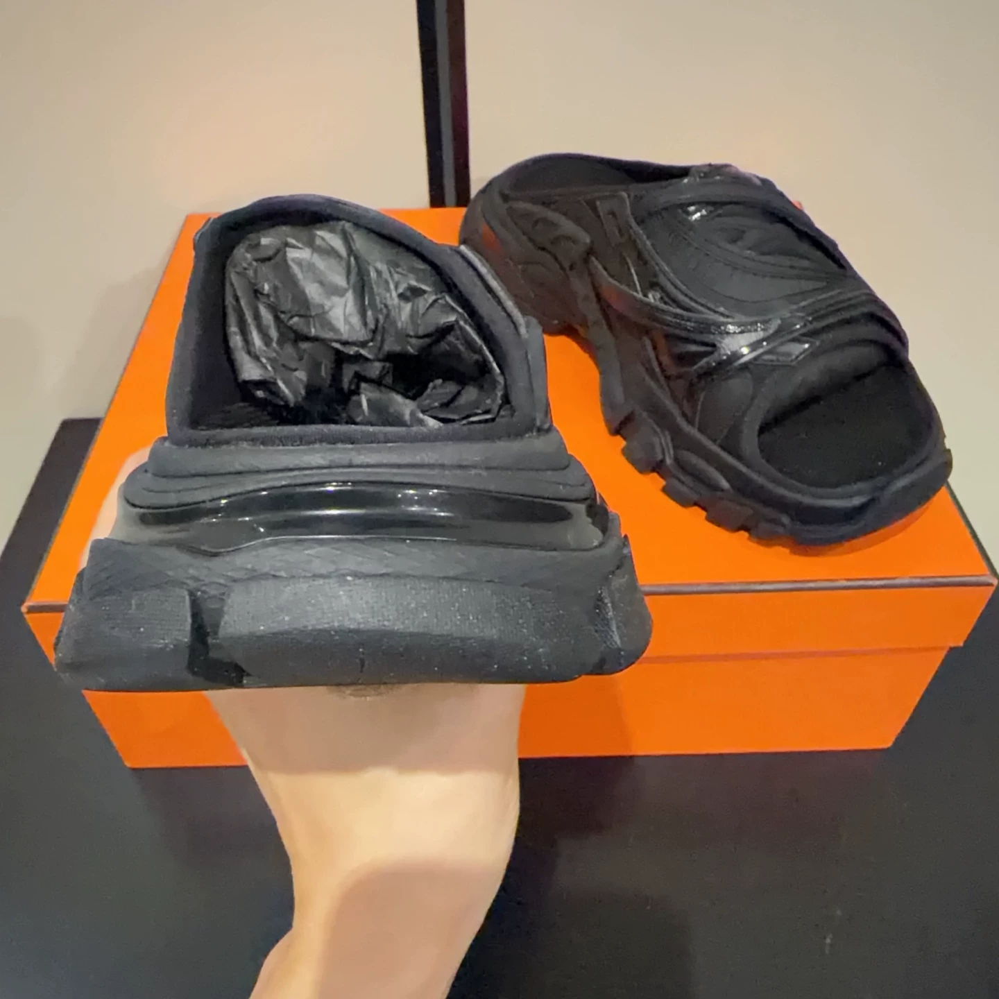 99 новых и неиспользованных BALENCIAGA Balenciaga черные сланцы на толстой подошве трек, мужские роскошные туфли