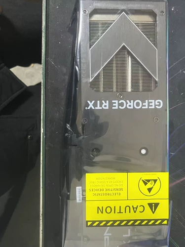 Новая видеокарта PNY RTX4070, видео память 12 ГБ, дизайн с тремя фанатами, секс