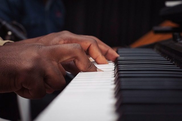 how to play piano beginners