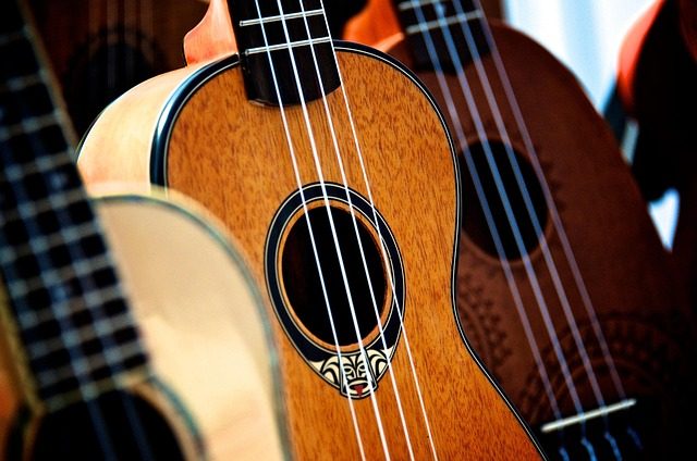 how do i strum a ukulele