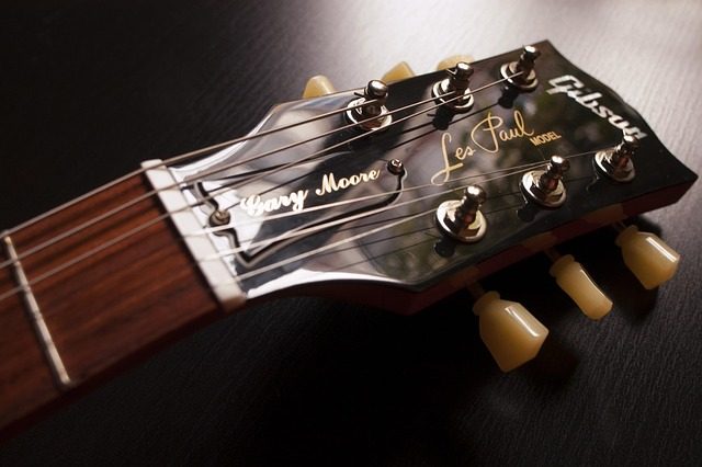 who invented the electric guitar