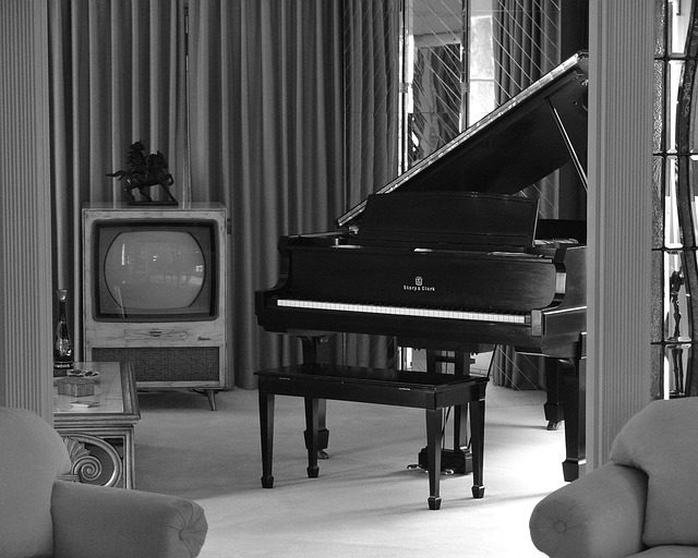 how many white keys are on a piano