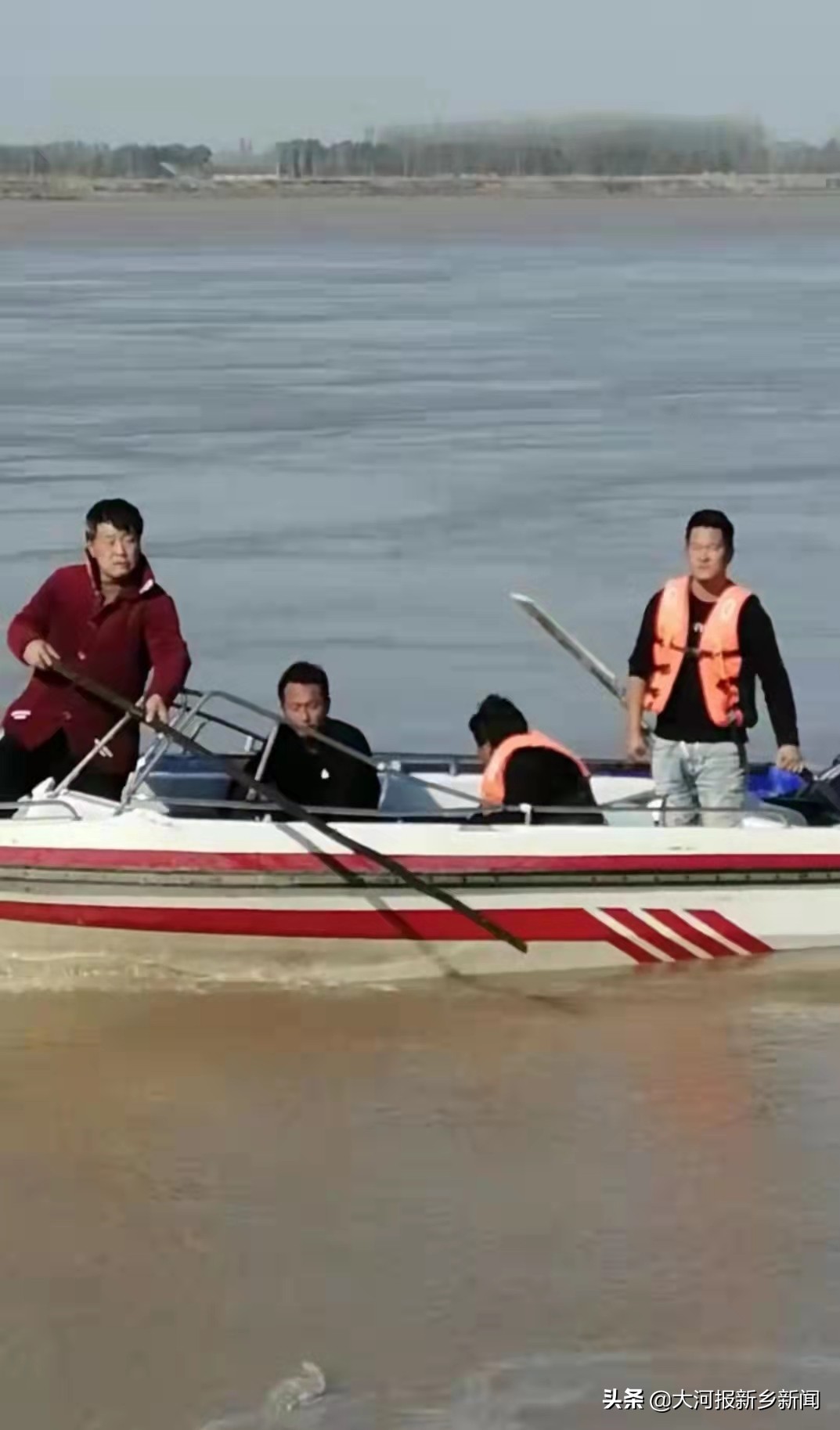 黄河中开快艇追出十里救出落水者 封丘俩农民获正能量特别奖