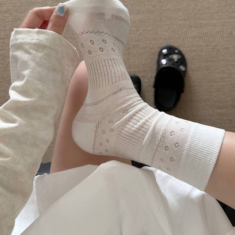 Korean-Style Cream-Colored Hollow Mesh Floral Women's Socks, Thin and Breathable, Solid Color, Seamless Socks, New Spring/Summer Mid-Calf Socks