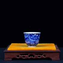 Feng Qunfang Chinas senior skilled ceramic craftsman gives a wonderful gift to the ceramic blue and white cup. Wanhua ice plum cup