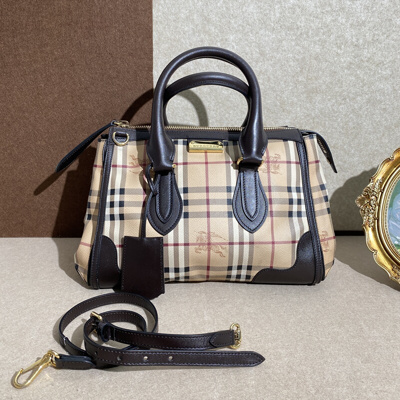 95% New Burberry Women's Bag with Plaid Pattern, Suitable for Handbag, Shoulder Bag, Crossbody, and Pillow-Style Use