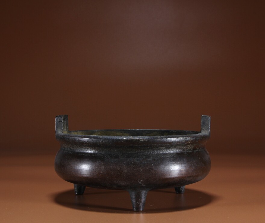 Bronze three-legged stove Wenwan ornaments Ruiping auction A2734