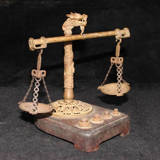 Antique miscellaneous collection antique old-fashioned copper balance scale