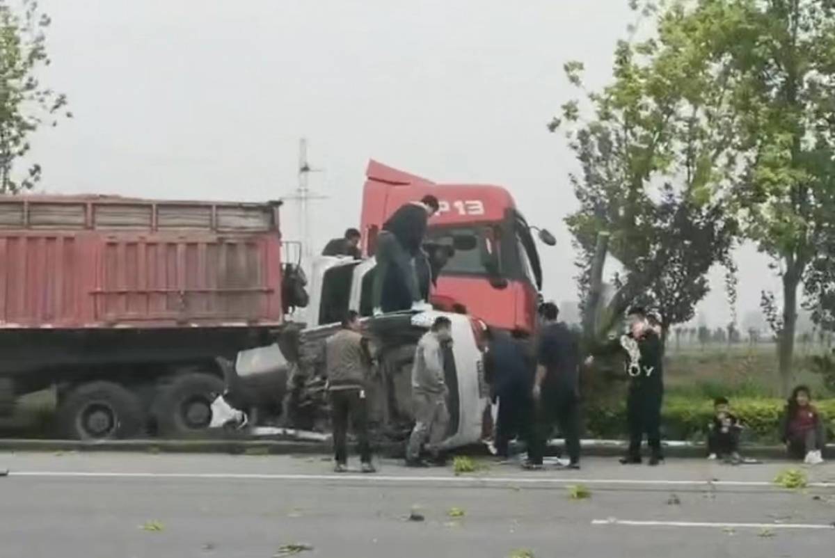 浙江永康运沙大货车侧翻，砸扁浙A宝马轿车，车内人员伸出双手呼救_严重_男子_救援