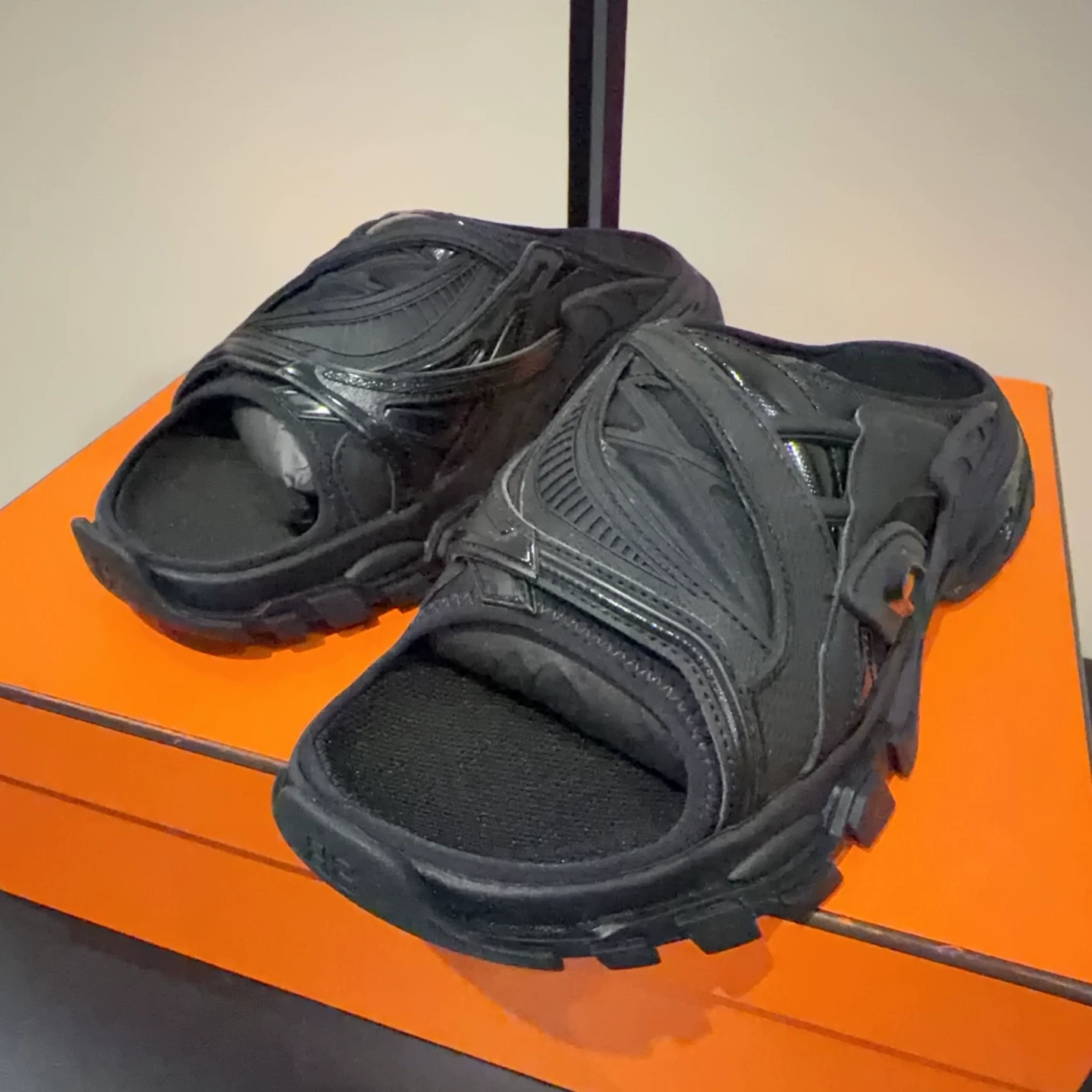 99 новых и неиспользованных BALENCIAGA Balenciaga черные сланцы на толстой подошве трек, мужские роскошные туфли