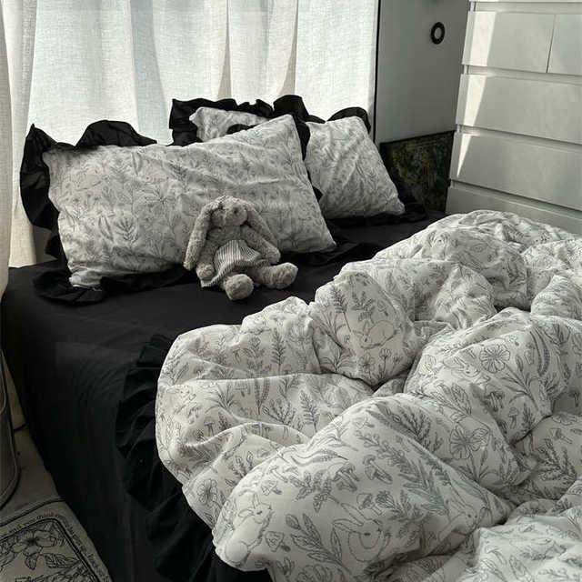 Girls ins black and white Hepburn style lace style wash cotton four-piece set bed sheets student quilt cover dormitory three-piece set 1.8