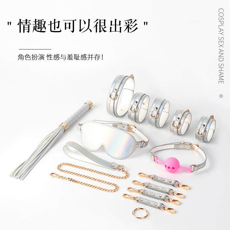 セックス玩具やBDSM用小道具、ボンデージ用品、手錠、足枷、猿轡、手錠、そして光沢のあるレーザーカットセット。