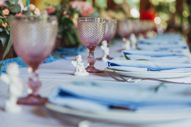 Bride and groom sitting at a small head table surrounded closely by their guests in an intimate setting