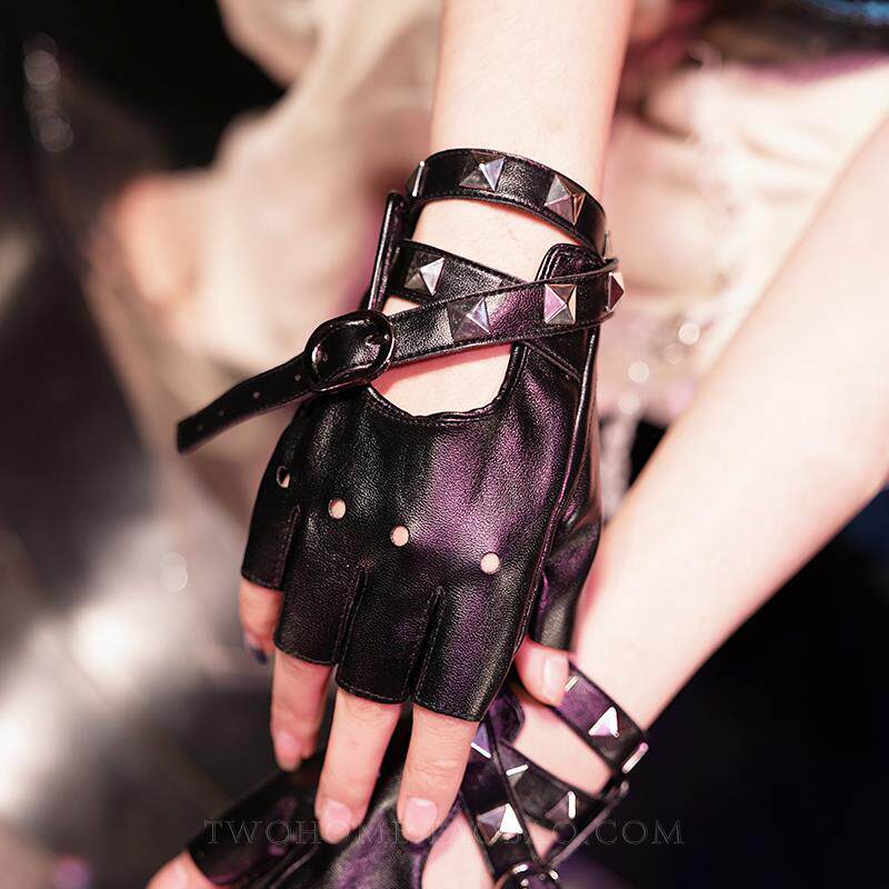 ダークスタッズ付きリストラップパンクレザーフィンガーレスグローブ、コスプレ、アニメコンベンションパフォーマンス、アニメ女性ミリタリーロリータハーフフィンガーグローブ