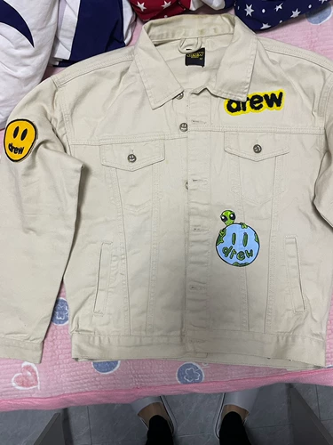 Размер джинсовой куртки Drew, цвет хорош, но воротник немного грязный, и есть еще одно грязное место