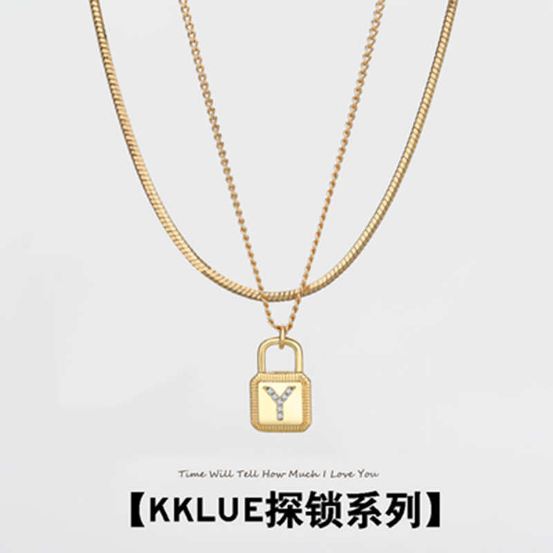 [KKLUE ロックインレイダイヤモンドバージョン] 26文字ネックレス女性ロック鎖骨ネックレス金メッキ蛇骨チェーンペンダント