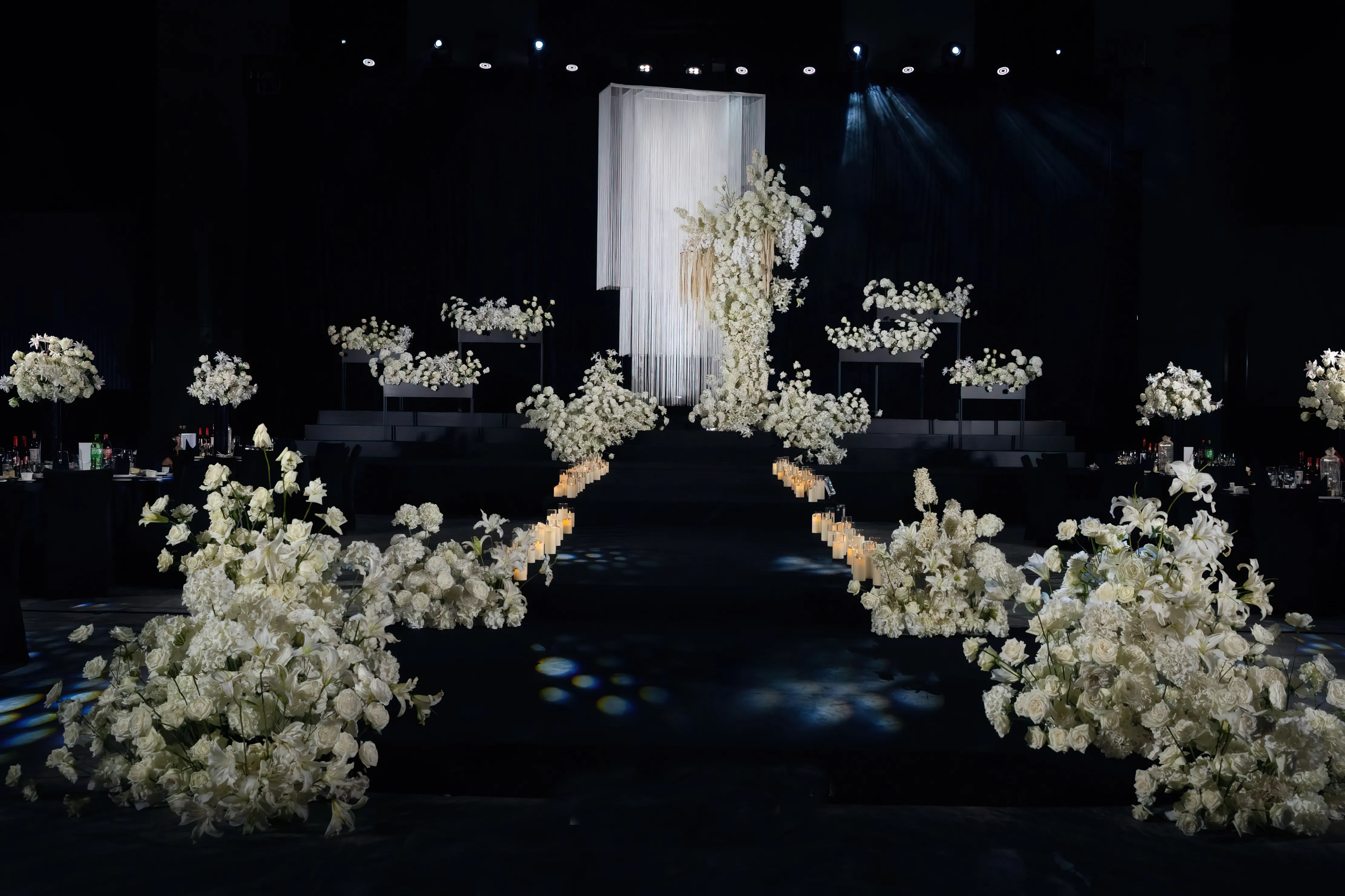 Modern black and white wedding table with metallic gold or silver accents and minimalist décor