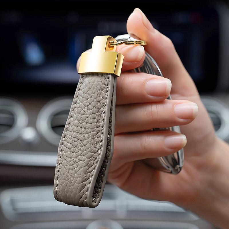 First-Layer Calfskin Car Keychain, High-End Genuine Leather Key Ring Pendant, Creative Leather Lanyard for Men and Women