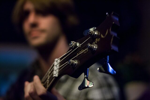 how to play a bass