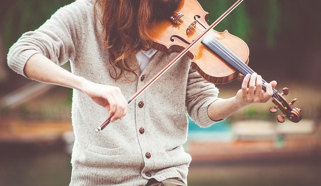 what is the difference between the fiddle and the violin