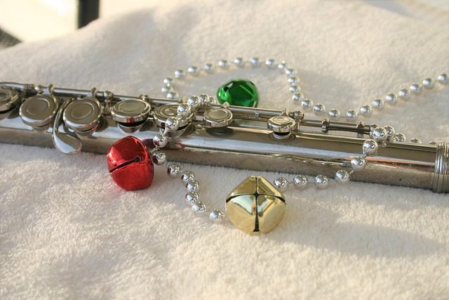 how to hold a flute