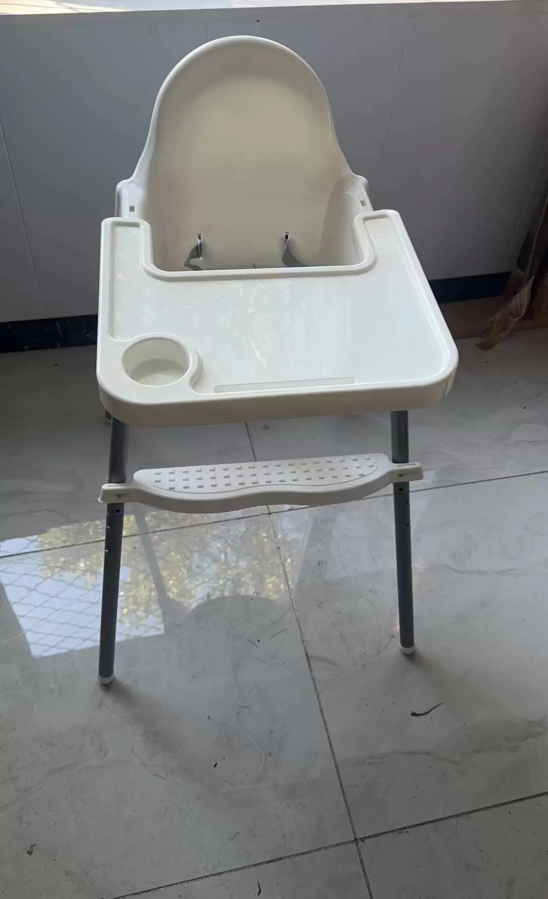 Silla de comedor alta con bandeja extraíble y diseño antipunta